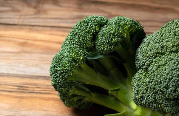 Broccoli Verdi Freschi Fondo Legno — Foto Stock