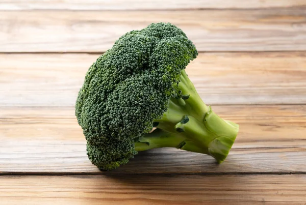 Brokoli Segar Pada Latar Belakang Kayu — Stok Foto