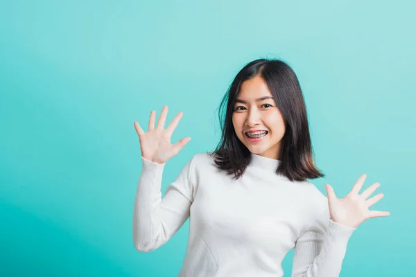 Jovem Bela Mulher Asiática Alegre Sorrindo Maquiagem Mostrando Mãos Abertas — Fotografia de Stock