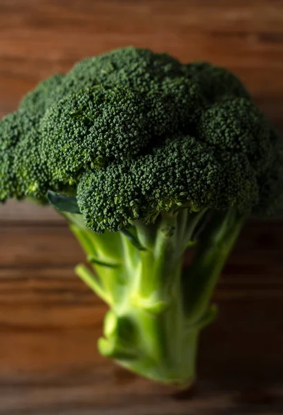 Brokoli Hijau Segar Pada Latar Belakang Kayu — Stok Foto