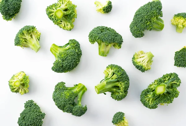 Brokoli Segar Diisolasi Pada Latar Belakang Putih — Stok Foto