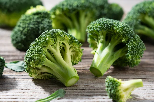 Broccoli Verde Proaspăt Fundal Din Lemn — Fotografie, imagine de stoc