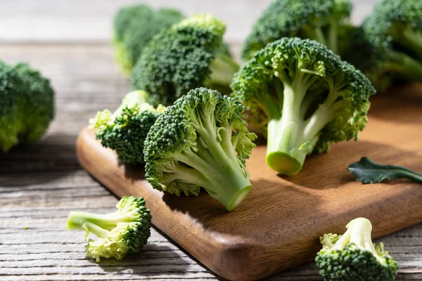 Brokoli Hijau Segar Pada Latar Belakang Kayu — Stok Foto