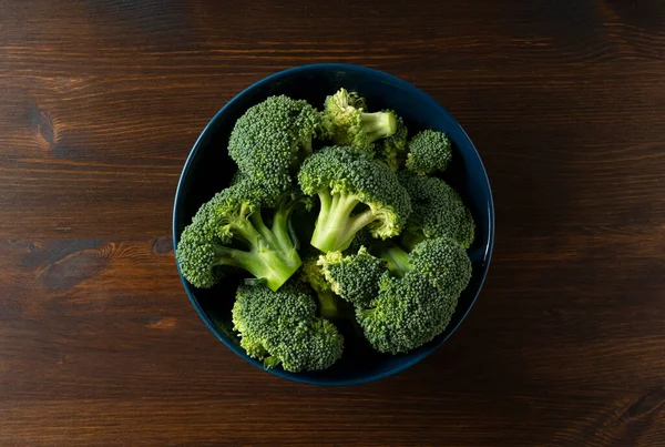 Memotong Brokoli Dalam Mangkuk Yang Diletakkan Belakang Kayu Lihat Dari — Stok Foto