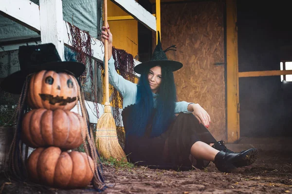 Una Chica Vestida Como Una Bruja Sienta Junto Una Cerca —  Fotos de Stock