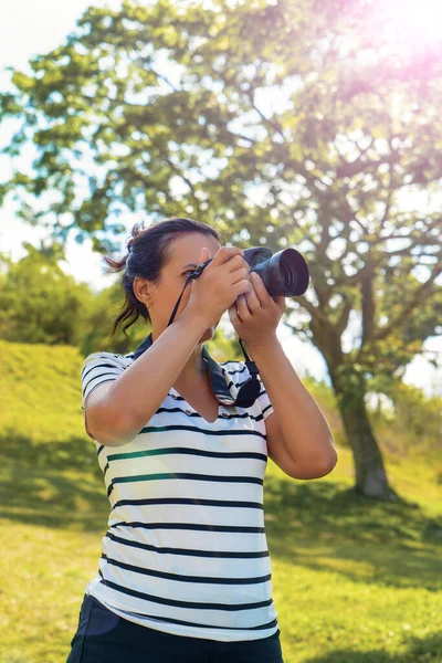 Une Femme Aux Cheveux Noirs Debout Avec Appareil Photo Prenant — Photo