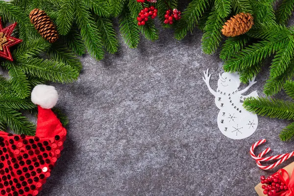 Weihnachtlicher Hintergrund Draufsicht Rand Grüne Tannenzapfen Tannenzweige Mit Weihnachtsdekoration Und Stockfoto