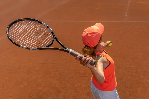 Tennisaufschlag Einer Jungen Frau Auf Dem Platz — Stockfoto