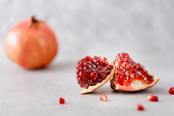 Fruta Romã Madura Fundo Branco — Fotografia de Stock