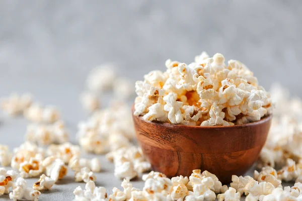 Träskål Med Saltad Popcorn Rustikt Grått Bord Selektivt Fokus Och — Stockfoto