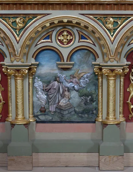 亚伯拉罕在克罗地亚斯蒂塔圣马修教堂耶稣圣心祭坛上献祭的以撒祭坛 — 图库照片