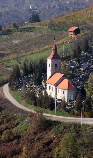 Kafkas Bölgesi Eyaleti Nin Köyündeki Kutsal Üçlü Kilisesi — Stok fotoğraf