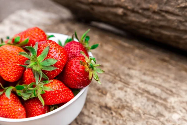 Tazón Madera Lleno Fresas Frescas Mesa Marrón — Foto de Stock