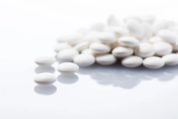 Bílé Pilulky Světlém Pozadí — Stock fotografie
