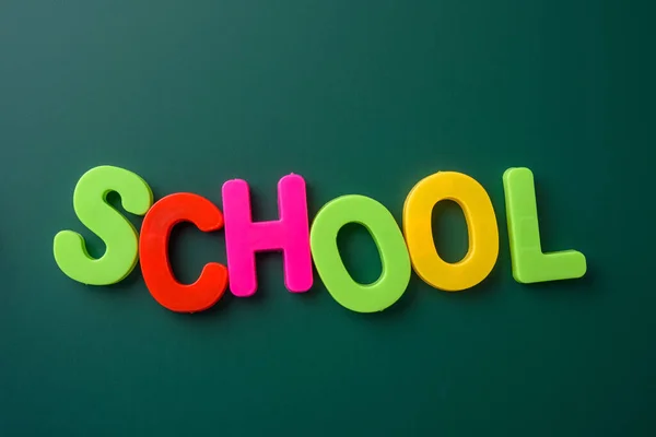 Inscriptie School Van Veelkleurige Plastic Letters Een Groen Krijtbord Close — Stockfoto