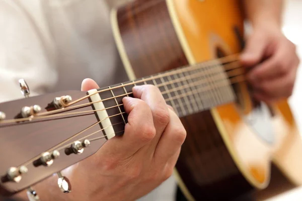 Hombre Tocando Guitarra Con Una Mano — Foto de Stock