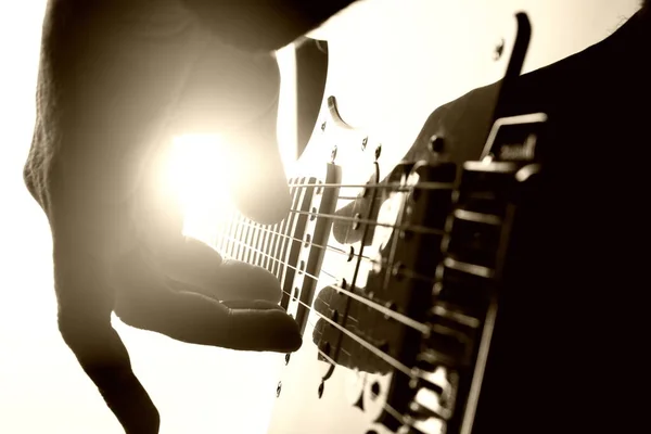 Silhouet Van Een Gitarist Die Gitaar Speelt — Stockfoto