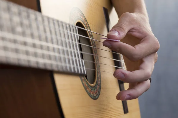 Zbliżenie Męskiej Dłoni Trzymającej Gitarę — Zdjęcie stockowe