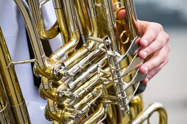 Saxofone Nas Mãos Uma Trombeta — Fotografia de Stock