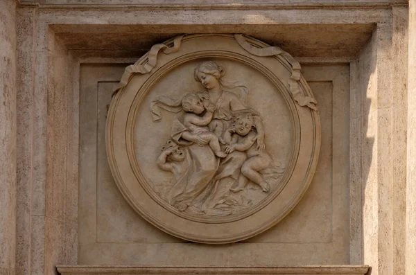 이탈리아 로마에 이탈리아 대의원의 본거지인 토리오 궁전에 자선메달리온 — 스톡 사진