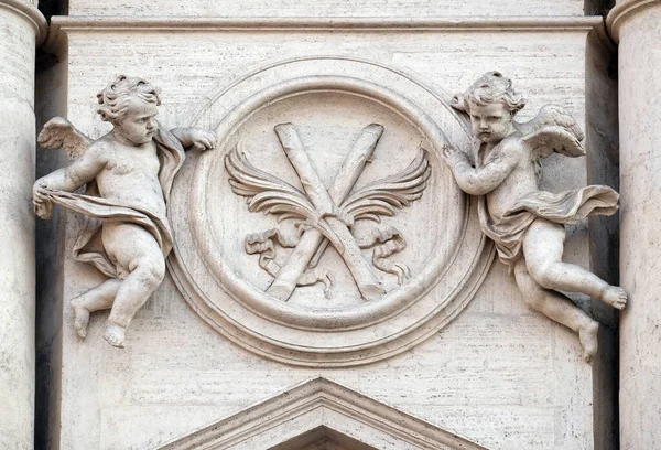 Ángeles Con Símbolos Del Martirio Portal Iglesia Sant Andrea Della — Foto de Stock