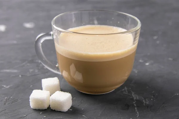 Una Taza Café Terrones Azúcar Sobre Fondo Oscuro Primer Plano —  Fotos de Stock