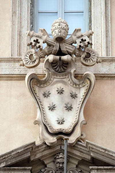 Herb Papieski Fasada Kościoła Gesu Kościół Macierzysty Towarzystwa Jezusowego Rzym — Zdjęcie stockowe