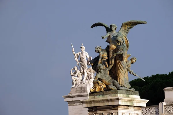 Statyer Tanke Och Styrka Monumentet Victor Emmanuel Venedigtorget Rom Italien — Stockfoto