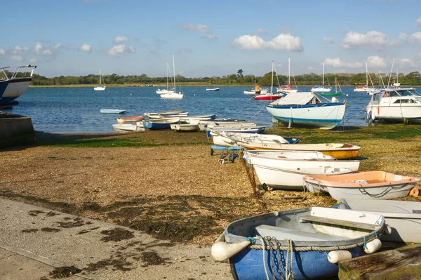 Σκάφη Αγκυροβολημένα Στο Dell Quay Στο Chichester Harbour West Sussex — Φωτογραφία Αρχείου