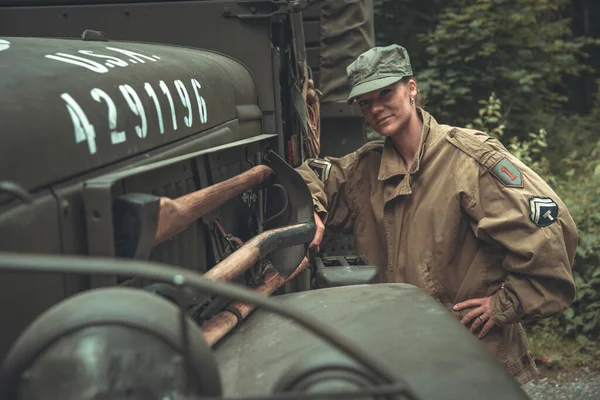 Donna Uniforme Militare Auto Dell Esercito — Foto Stock