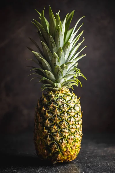 Reife Ananas Ananas Auf Einem Schwarzen Tisch — Stockfoto