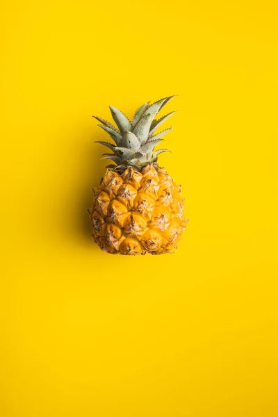 Dojrzały Ananas Mini Ananas Żółtym Tle Widok Góry — Zdjęcie stockowe