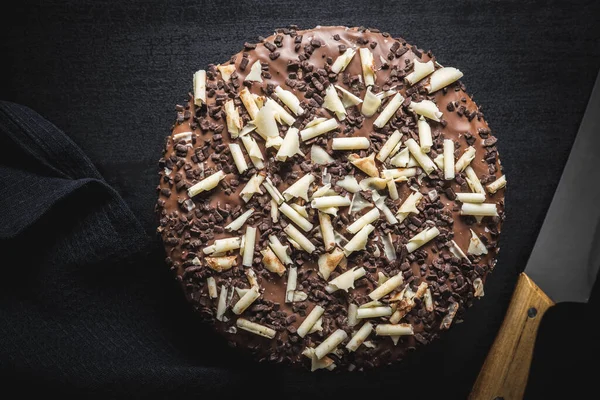 Сладкий Шоколадный Торт Шоколадными Брызгами Черном Столе Вид Сверху — стоковое фото