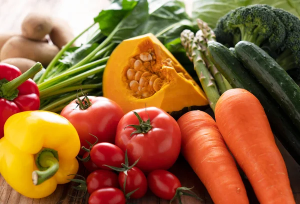 Muchos Tipos Verduras Frescas Colocadas Sobre Fondo Madera — Foto de Stock
