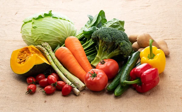 Frisches Gemüse Und Obst Auf Holzgrund — Stockfoto