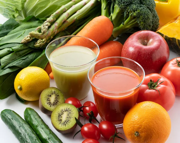 Viel Obst Und Gemüse Auf Weißem Hintergrund Mit Einem Glas — Stockfoto