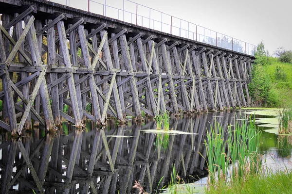 池に架かる古い架線橋 — ストック写真