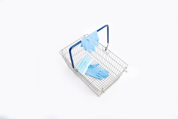 Eldivenleri Ağız Maskeli Alışveriş Sepeti Beyaz Arka Planda Izole Edilmiş — Stok fotoğraf