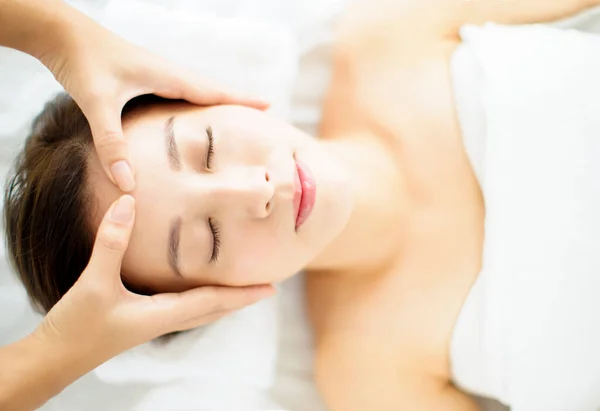 Avslappnad Ung Kvinna Njuta Massage Spa Salong — Stockfoto