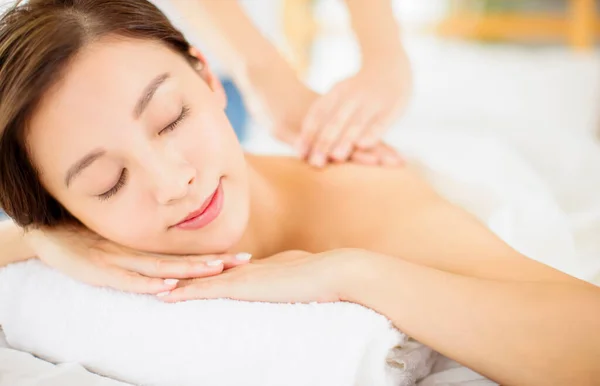 Ontspannen Jonge Vrouw Genieten Van Massage Spa Salon — Stockfoto