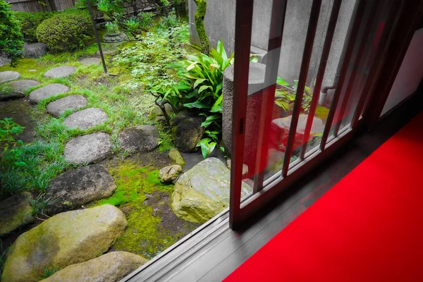日本の家の端から見える風景 撮影場所 東京都 — ストック写真