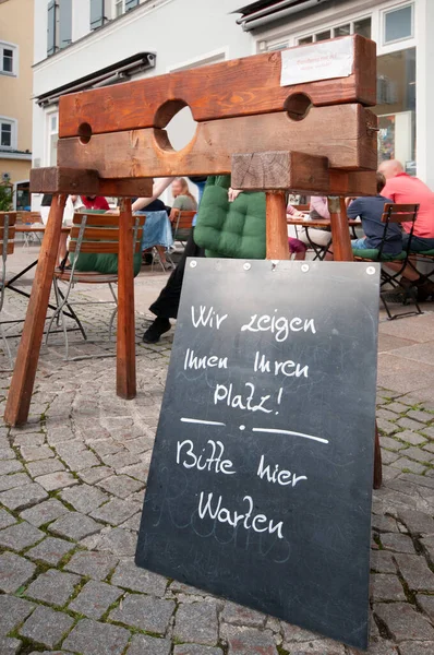 Vista Amplia Humorística Una Picota Frente Restaurante Medieval Con Gente —  Fotos de Stock