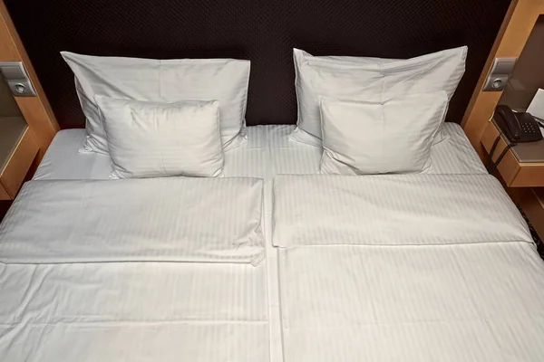 Біле Ліжко Подушками Подушкою — стокове фото