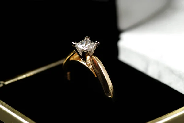 带钻石的订婚戒指的库存图片 — 图库照片