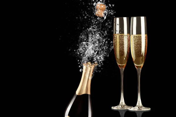 Champagner Und Gläser Mit Funkelndem Glanz Auf Schwarzem Hintergrund — Stockfoto