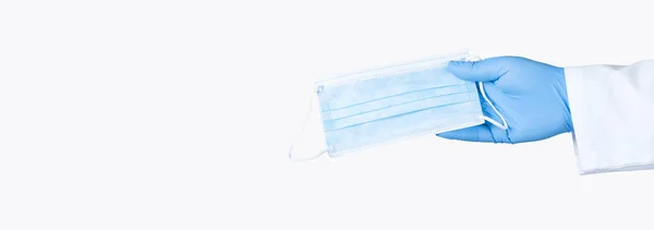 Lekarz Rękawiczkach Ochronnych Rękawiczce Lateksowej Trzymający Niebieską Maskę Medyczną Izolowaną — Zdjęcie stockowe