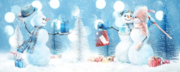 Glücklicher Schneemann Steht Winterlicher Weihnachtslandschaft — Stockfoto