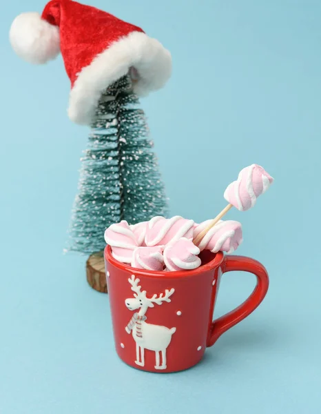 Tasse Céramique Rouge Avec Cacao Guimauves Derrière Arbre Noël — Photo