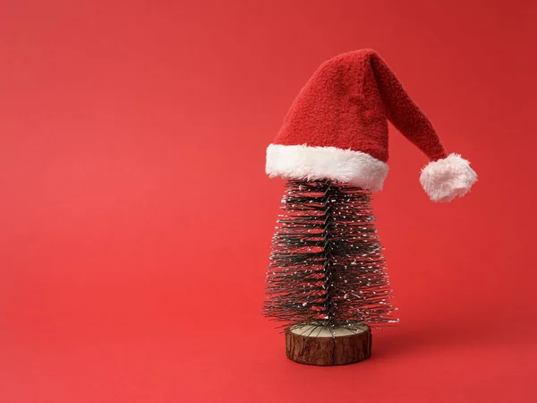 Miniatűr Karácsonyfa Télapó Claus Kalap Piros Háttér Másolás Tér — Stock Fotó