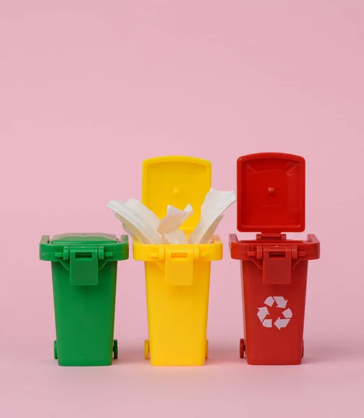 ピンクを基調とした3つの多色プラスチック容器 リサイクルのための正しい分別の概念 — ストック写真